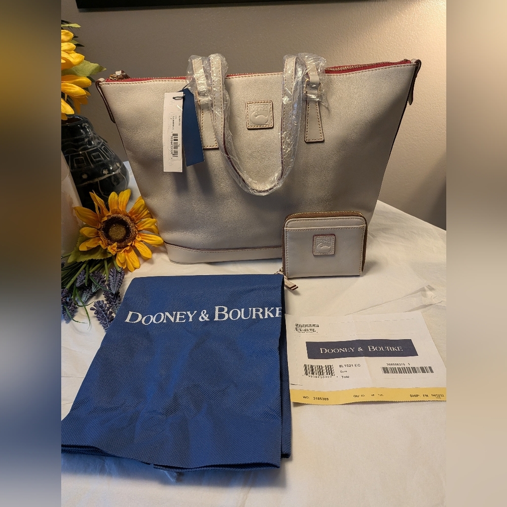NWT! Dooney and Bourke Florentine Leather Tote and Wallet Set in the color ECRU